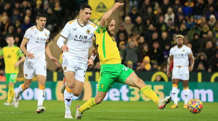Một đường chuyền vào vòng cấm đưa bóng đến chân Teemu Pukki (Norwich) ở một vị trí trống trải. Anh sút bóng chìm rất nắn nót về chính giữa khung thành, tuy nhiên một tình huống cứu thua xuất sắc ở khoảnh khắc quyết định của thủ môn Jose Sa đã từ chối bàn thắng của anh!