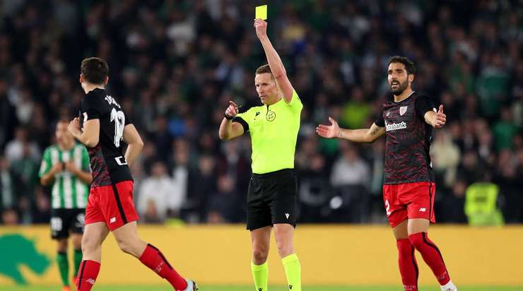 Alejandro Hernandez rút ra một chiếc thẻ vàng dành cho Oier Zarraga (Ath Bilbao) vì pha tắc bóng thô bạo.