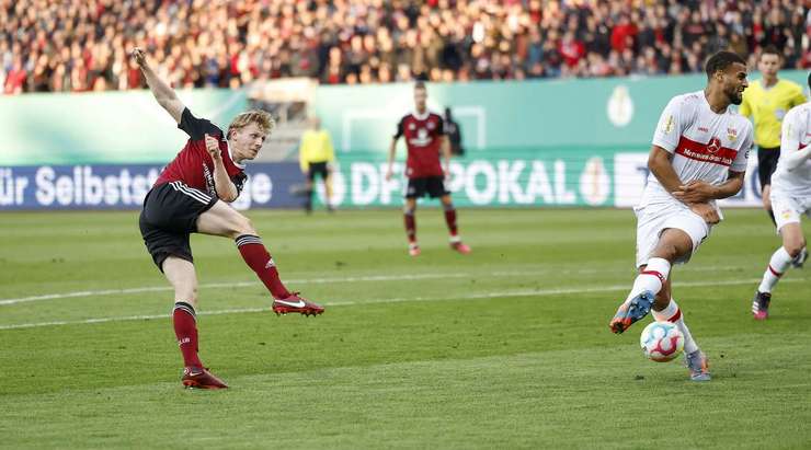Mats Moller Daehli (Nurnberg) đón bóng từ quả phạt góc trước đó và thử vận may với một cú sút, nhưng một hậu vệ đã can thiệp và ngăn chặn pha dứt điểm.