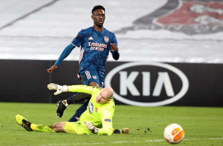 Vào! Một đường chọc khe tuyệt vời của Nicolas Pepe mở ra khoảng trống cho Folarin Balogun (Arsenal) ngay trong vòng cấm, và anh đã không phạm bất kỳ sai lầm nào khi sút mạnh quả bóng về góc thấp bên phải khung thành. Tỉ số là 1:4.