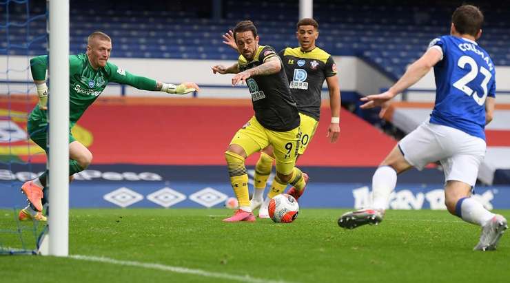 Danny Ings (Southampton) nhận bóng trong tư thế đối mặt với thủ môn sau một đường chuyền rất thông minh xuất phát từ Stuart Armstrong. Dù phần nhiệm vụ của mình không hề dễ dàng, nhưng anh vẫn tự tin sút bóng làm tung lưới thủ môn đối phương.