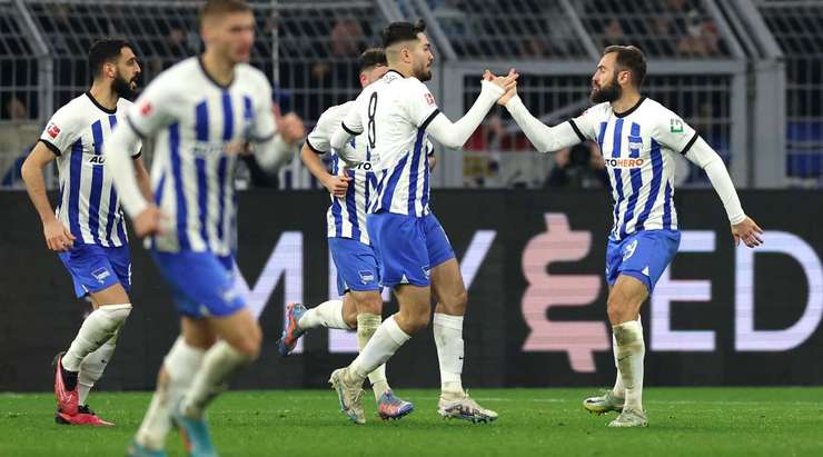Lucas Tousart (Hertha Berlin) nhận một đường chuyền xuất sắc và tung cú sút tuyệt vời vào góc cao bên trái, bóng đập cột dọc vào lưới. Một pha dứt điểm tuyệt vời!