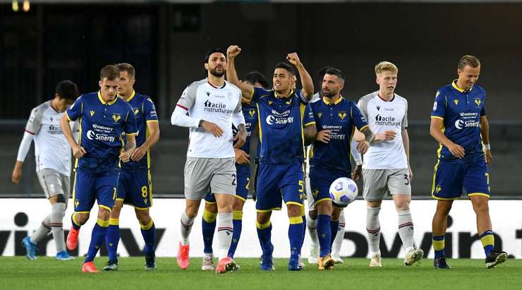 Vào! Sau khi nhận một đường chuyền tốt, Davide Faraoni (Verona) tung một cú sút đi thẳng vào mé trong cột dọc bên phải. Một tình huống phối hợp đồng đội tuyệt vời!