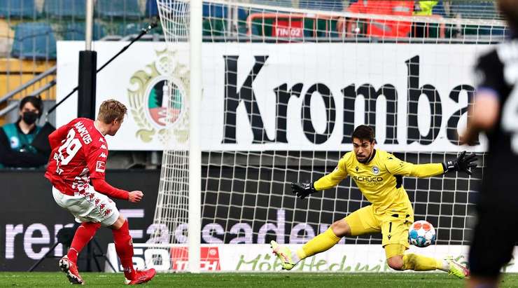 Vào! Một sai lầm từ hàng phòng ngự đã biếu không một cơ hội cho Jonathan Burkardt (Mainz). Cầu thủ này đã rất bình tĩnh và dễ dàng đệm bóng vào lưới từ cự li gần. 1:2.