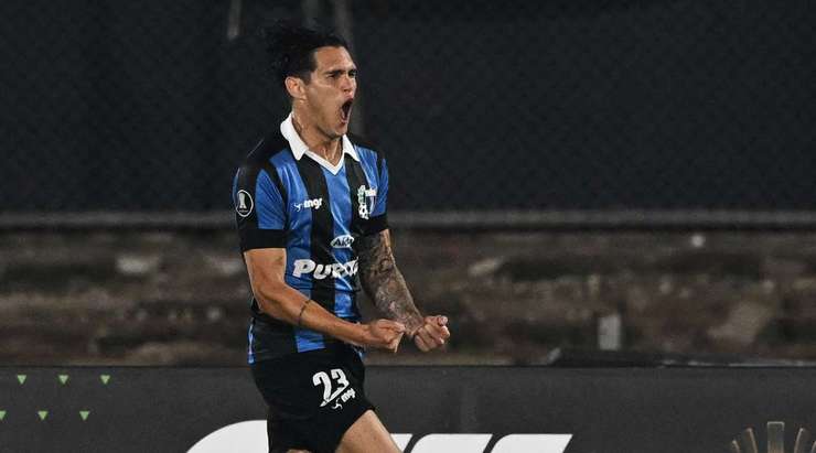 Vào! Ruben Bentancourt (Liverpool M.) là người nhanh nhất phản ứng với pha bóng bật ra và sút bóng vào lưới. Tỉ số là 1:0.