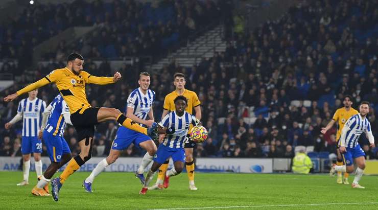Vào! Romain Saiss (Wolves) nhận một đường chuyền ngắn rất vừa tầm từ Ruben Neves ở một vị trí bên trong vòng cấm, anh lách người và tung một cú sút không thể cản phá vào góc trái khung thành. Tỉ số là 0:1.