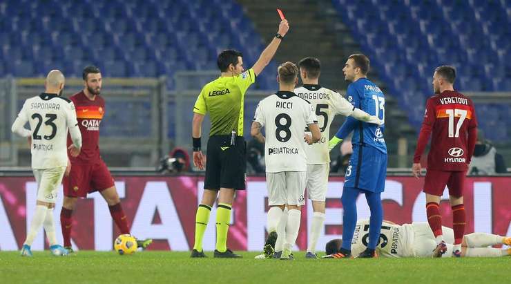 Thật vô nghĩa! Pau Lopez (AS Roma) có một pha phạm lỗi dại dột và trọng tài chính Davide Ghersini đã rút thẻ đỏ cho anh ấy.