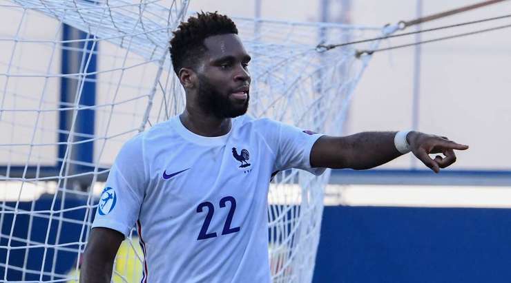 Vào! Faitout Maouassa lấy bóng, giúp Odsonne Edouard (Pháp) thoát xuống vòng cấm và anh ấy ghi bàn với một pha dứt điểm bấm bóng thú vị để thay đổi tỉ số thành 0:2.