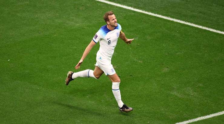Vào! Phil Foden thể hiện nhãn quan tuyệt vời của mình với đường chuyền sắc sảo cho Harry Kane (Anh), người đã rất bình tĩnh sút bóng gọn gàng vào lưới. Tỉ số là 2:0.