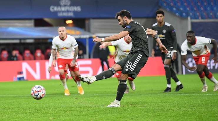 Vào! Bruno Fernandes (Manchester United) tinh quái dừng lại một nhịp trước khi sút, chờ cho thủ môn Peter Gulacsi đổ người trước khi bình tĩnh đưa bóng vào góc trái khung thành.