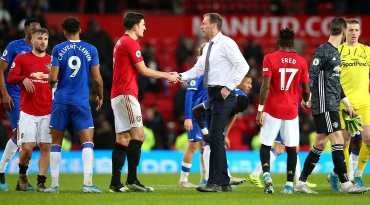 Michael Oliver liếc nhìn đồng hồ và rất nhanh thổi còi kết thúc trận đấu.