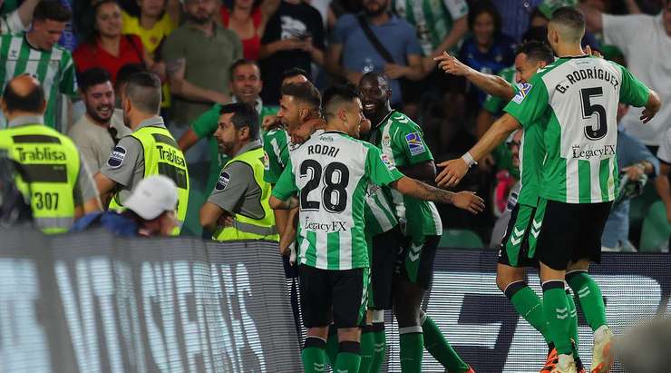Joaquin nhồi bóng cho Borja Iglesias (Betis), người đón đường chuyền của anh ở trong vòng cấm và ra chân rất nhanh vào góc trái khung thành! Thủ môn đã không thể làm gì được. 3:1!