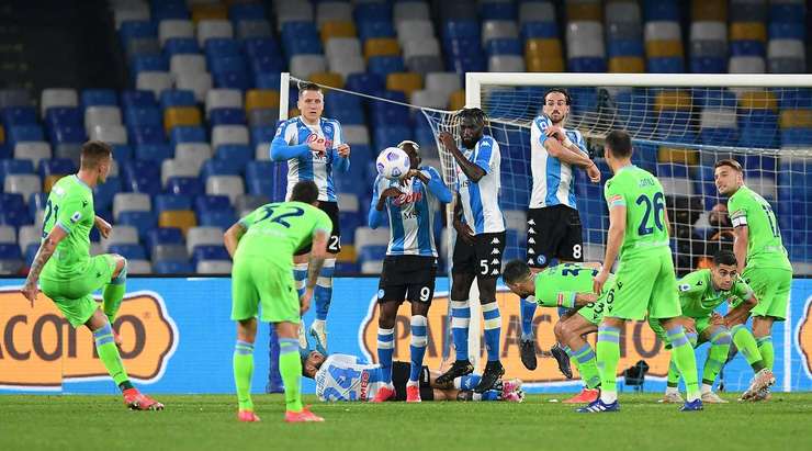 Sergej Milinkovic-Savic (Lazio) tung một cú sút phạt nguy hiểm từ ngoài rìa vòng cấm, đưa bóng đi sượt mép trong cột dọc bên trái. Thủ môn đã không có cơ hội cản phá nào trong tình huống vừa rồi. Một bàn thắng chói sáng! Tỉ số được nâng lên 4:2.