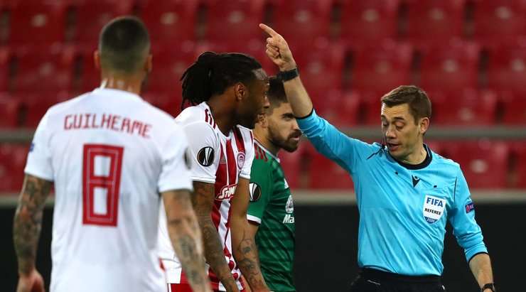 Ruben Semedo (Olympiakos Piraeus) đốn ngã một cầu thủ đối phương bằng một cú chuồi bóng ác ý. Trọng tài không hề do dự và rút ra một tấm thẻ đỏ!