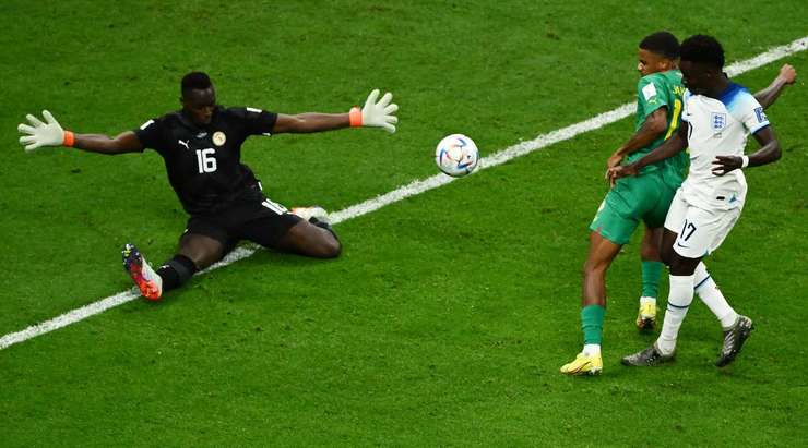 Phil Foden thực hiện một đường chuyền chuẩn xác cho Bukayo Saka (Anh) ở bên trong vòng cấm, và cầu thủ này rất nhanh sút bóng vào ngay giữa khung thành, khiến thủ môn không kịp trở tay. Tỉ số được nâng lên 3:0!