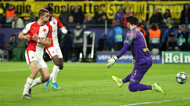 Vào! Tomas Soucek (Slavia Prague) chớp cơ hội sau một tình huống bóng bật ra trong vòng cấm và đánh bại thủ môn với một cú sút vào góc thấp bên trái. Tỉ số đã được nâng lên: 1:1.