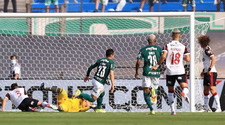 Vào! Raphael Veiga (Palmeiras) tung một cú sút một chạm trong vòng cấm và đánh bại thủ môn đối phương. Bóng đi vào góc thấp bên phải khung thành. 1:0.