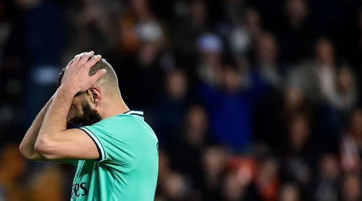 Karim Benzema (Real Madrid) vừa đánh đầu một đường căng ngang từ cự ly rất gần khung thành nhưng bóng đã đi ra ngoài cột dọc bên trái. Bóng đã đi hết đường biên ngang và Valencia sẽ có một quả phát bóng lên.