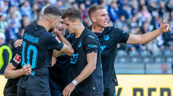 Vào - 0:1! Ozan Kabak kiến tạo cho Andrej Kramaric (Hoffenheim) trong vòng cấm và anh ấy đưa bóng qua Oliver Christensen.