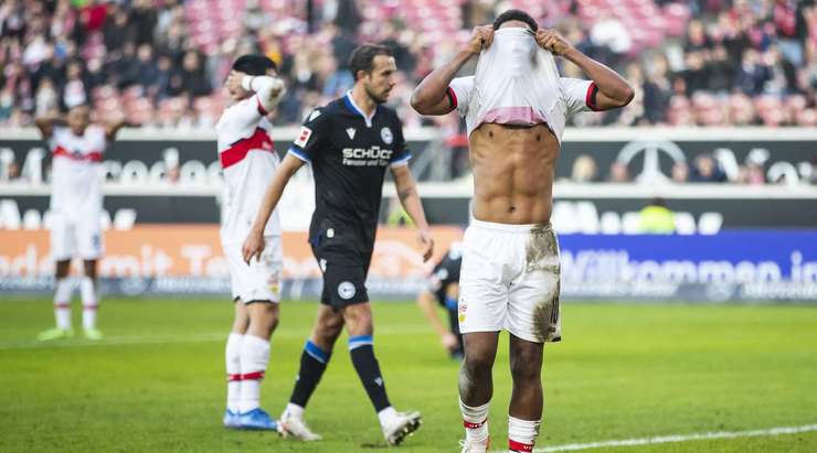 Daniel Didavi (VfB Stuttgart) đón một quả tạt và sút vào khung thành, nhưng một cầu thủ phòng ngự làm chệch hướng bóng ra xa. Trọng tài chỉ tay vào cột cờ góc. Stuttgart được hưởng một quả phạt góc.