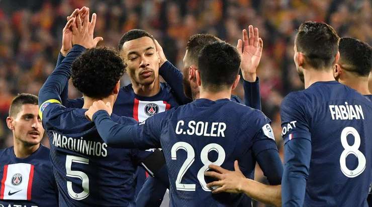 Vào! Hugo Ekitike (Paris SG) chớp cơ hội sau một tình huống bóng bật ra trong vòng cấm và đánh bại thủ môn với một cú sút vào góc thấp bên phải. Tỉ số đã được nâng lên: 1:1.