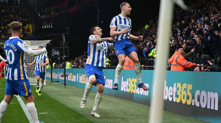 Vào! Adam Webster (Brighton) sút bóng bật ra vào nóc lưới sau khi bóng đến chỗ anh ấy trong vòng cấm. Tỉ số là 0:2.
