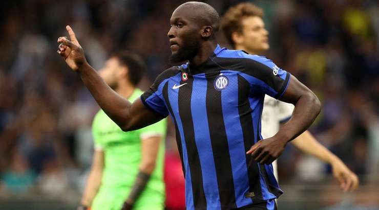Romelu Lukaku (Inter) khôn khéo phá bẫy việt vị và xông về phía khung thành. Khi trước mặt chỉ còn người gác đền, anh lạnh lùng đệm bóng, đưa bóng vượt quá tầm với của thủ môn và bay vào lưới!