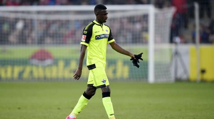 Christian Dingert thổi còi và Jamilu Collins (Paderborn) bị rút thẻ vàng thứ hai vì pha phạm lỗi của mình. Huấn luyện viên sẽ không khen ngợi anh ấy và các đồng đội cũng vậy. Rời sân, anh ấy có nhiều thời gian để suy nghĩ về nó.