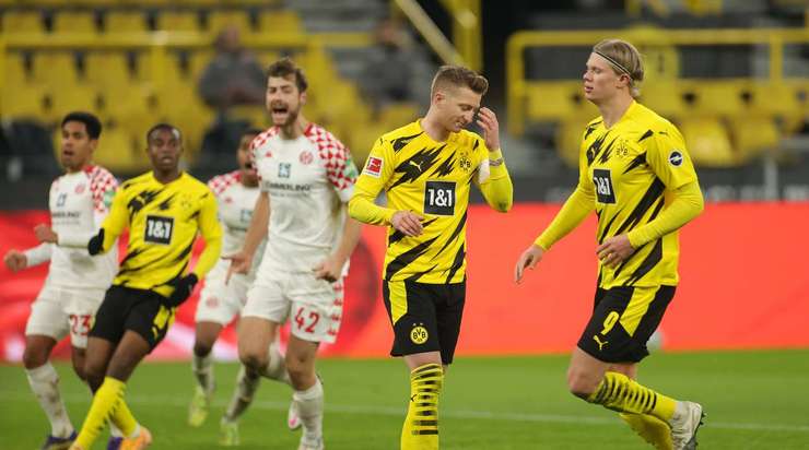 Marco Reus (Dortmund) không thể chuyển hóa được quả phạt đền. Cú sút của anh đi chệch cột dọc bên trái trong gang tấc.