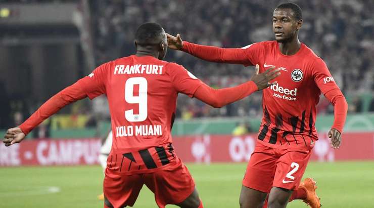 Vào! Evan Ndicka (Eintracht Frankfurt) khống chế đẹp mắt một đường chuyền hơi mạnh của Randal Kolo Muani ở một vị trí trong vòng cấm. Anh chạy cắt mặt một hậu vệ đối phương và sút bóng gọn gàng vào chính giữa khung thành. Tỉ số là 1:1.