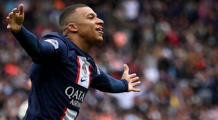 VÀO! Cú phá bóng của thủ môn Yvon Mvogo đi thẳng vào người của Kylian Mbappe (Paris SG) và anh không ngần ngại vung chân sút tung lưới. Tỉ số hiện là 1:1.
