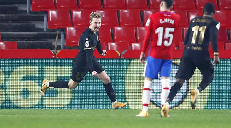 Vào! Frenkie de Jong (Barcelona) sút bóng bật ra vào góc phải phía dưới sau khi bóng đến chỗ anh ấy trong vòng cấm. Tỉ số là 3:4.