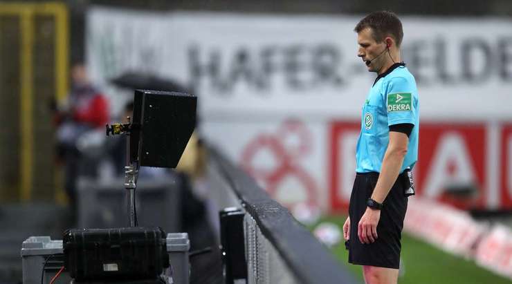 Tình huống tắc bóng ác ý của Sven Bender (Bayer Leverkusen) đã trôi qua ít lâu, nhưng trọng tài Benjamin Cortus được thông báo điều gì đó qua hệ thống liên lạc và ông ấy ra ký hiệu VAR. Trọng tài sẽ xem xét lại tình huống và điều này có thể dẫn một chiếc thẻ đỏ!