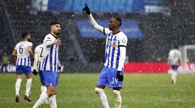 Dodi Lukebakio (Hertha Berlin) đón bóng từ một tình huống cố định ở ngay bên ngoài vòng cấm và tung một cú sút chính xác, bóng đi chìm vào phía trong cột dọc bên trái.