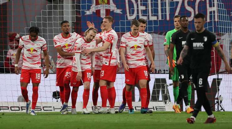 VÀO! Đó là một cú sút phạt đền tuyệt vời của Emil Forsberg (RB Leipzig) về phía góc thấp bên trái khung thành, không có một chút cơ hội nào cho thủ môn Rafal Gikiewicz để cản phá!