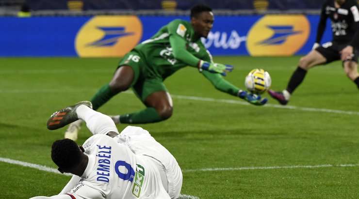 Một cơ hội không được tận dụng! Moussa Dembele (Lyon) chuyền bóng vào vòng cấm, nhưng thủ môn Donovan Leon đã phản ứng rất tốt hóa giải pha tấn công.