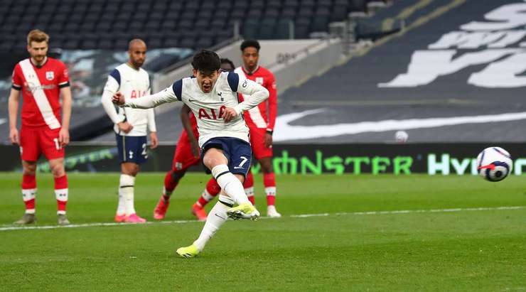 VÀO! Đó là một cú sút phạt đền hoàn hảo của Heung-Min Son (Tottenham) về phía bên phải khung thành, không có một chút cơ hội nào cho thủ môn Alex McCarthy để cản phá!