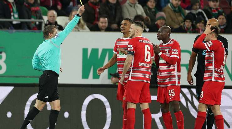 Trọng tài rút thẻ vàng cho Jeffrey Gouweleeuw (Augsburg).