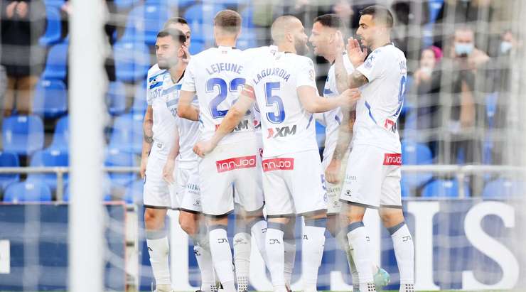 Ruben Duarte thực hiện một quả tạt bổng chính xác vào vòng cấm. Edgar Mendez (Alaves) đón bóng và dứt điểm với một cú sút nhanh vào nóc lưới. Thủ môn đã không có cơ hội nào để cản phá! Tỉ số đã được thay đổi thành: 1:2.