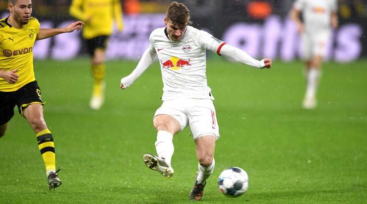 VÀO! Timo Werner (RB Leipzig) cướp lấy quả bóng tại rìa vòng cấm sau một sai lầm tai hại của hàng thủ đối phương tung cú sút mạnh vào lưới. Tỉ số lúc này là 2:1.