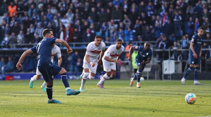 Vào! Kevin Stoger (Bochum) tinh quái dừng lại một nhịp trước khi sút, chờ cho thủ môn Fabian Bredlow đổ người trước khi bình tĩnh đưa bóng vào góc thấp bên trái.