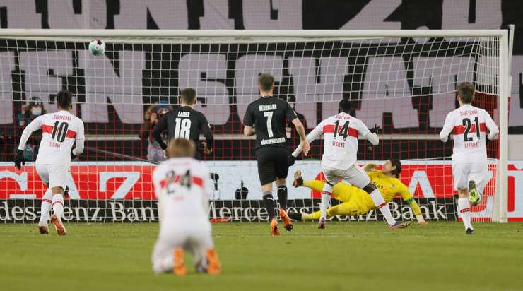 Silas Wamangituka (VfB Stuttgart) không cho thủ môn một cơ hội nào để cản phá quả penalty. Cú sút của anh đi sượt xà ngang vào nóc lưới. Yann Sommer đã không thể chạm được tay vào bóng.