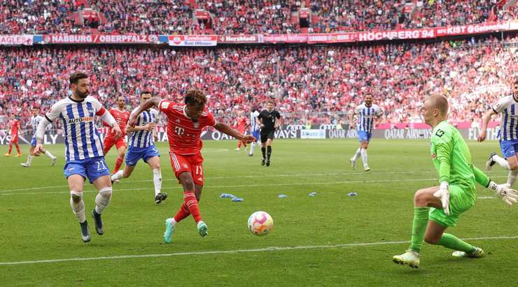 Vào! Kingsley Coman (Bayern Munich) ghi bàn với một cú sút tuyệt vời vào góc phải phía dưới sau khi được giải thoát trong vòng cấm bởi một đường chuyền bổng xuất sắc từ Joshua Kimmich. Tỉ số bây giờ là 2:0.