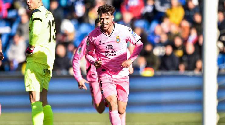 Vào! Javier Puado (Espanyol) rê bóng vào vòng cấm và anh ấy lốp bóng qua thủ môn một cách hoàn hảo và vào lưới. Anh ấy đã không thể làm gì để ngăn chặn pha lốp bóng tinh quái đó. 1:2.