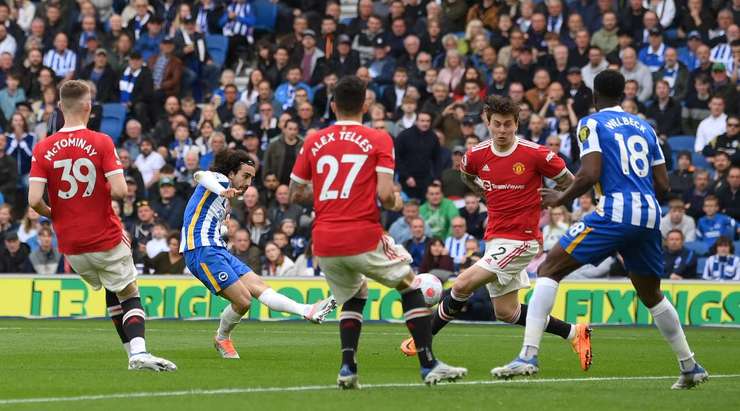 Marc Cucurella (Brighton) nhận một đường chuyền chuẩn xác trong vòng cấm từ Leandro Trossard và anh đánh bại thủ môn với một pha dứt điểm sắc sảo vào góc cao bên trái khung thành. Tỉ số là 2:0.