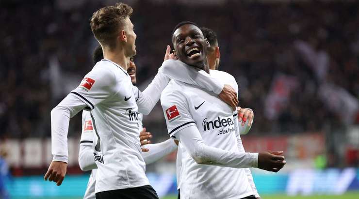 Vào! Randal Kolo Muani (Eintracht Frankfurt) sút bóng bật ra vào phía trong cột dọc bên phải sau khi bóng đến chỗ anh ấy trong vòng cấm. Tỉ số là 2:0.