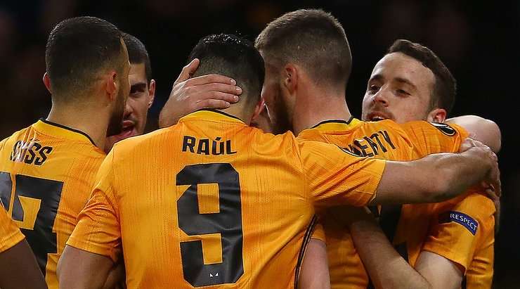 VÀO! Một quả tạt vào vòng cấm được đánh đầu xuống đất bởi Raul Jimenez và Diogo Jota (Wolves) xuất sắc đón bóng và sút thành bàn. 1:0.