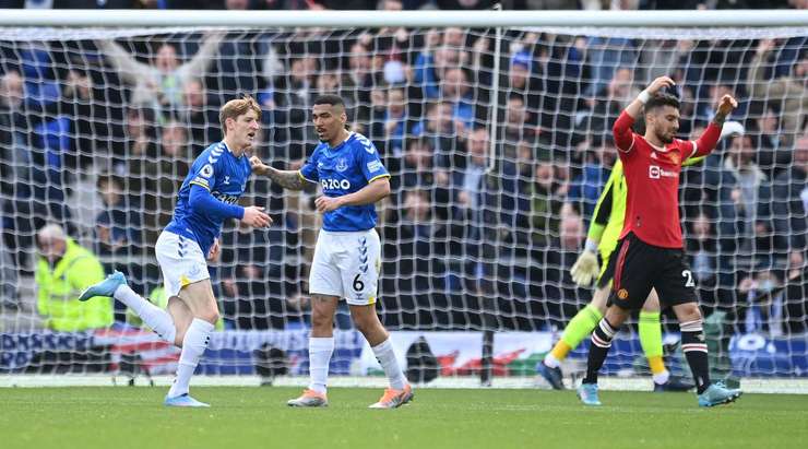 Anthony Gordon (Everton) đón bóng trống trải và từ rìa vòng cấm tung một cú sút bị làm chệch hướng và vượt qua David de Gea không thể làm gì được. 1:0.