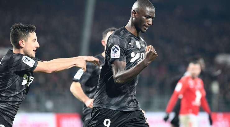 Vào! Sehrou Guirassy (Amiens SC) bình tĩnh sút bóng rất mạnh vào góc thấp bên phải.