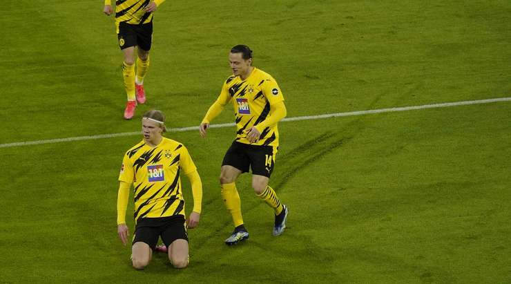 Erling Haaland (Dortmund) ghi bàn! Anh ấy đón một đường chuyền của đồng đội và tung một cú sút hoàn hảo từ rìa vòng cấm, đi vào góc thấp bên phải khung thành, vượt quá tầm với của thủ môn.